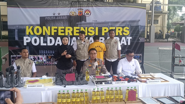 Konferensi pers pengungkapan kasus pemalsuan Minyakita di daerah Subang, Jawa Barat, di Mapolda Jabar pada Senin (10/3/2025). Foto: Robby Bouceu/kumparan