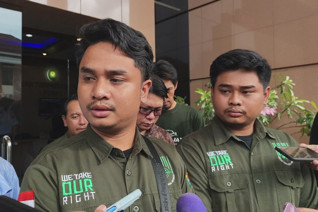 Dua anak korban penembakan bos rental, Rizky Agam Syahputra (kanan) dan Agam Muhammad Nasrudin (kiri), usai mendengar tuntutan terdakwa pembunuhan ayahnya di Pengadilan Militer II-08 Jakarta, Senin (10/3/2025). Foto: Jonathan Devin/kumparan