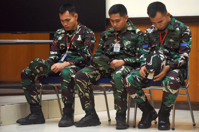 Tiga prajurit TNI AL terdakwa kasus pembunuhan bos rental mobil Kelasi Kepala Bambang Apri Atmojo, Sertu Akbar Adli, dan Sertu Rafsin Hermawan saat sidang dengan agenda pembacaan tuntutan di Pengadilan Militer II-08, Jakarta Timur, Senin (10/3/2025). Foto: Indrianto Eko Suwarso/ANTARA FOTO