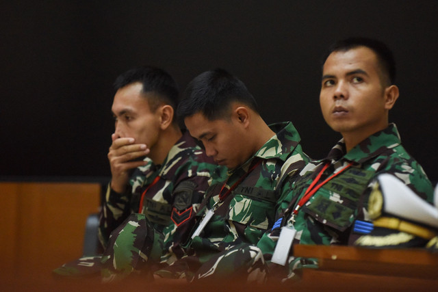 Tiga prajurit TNI AL terdakwa kasus pembunuhan bos rental mobil Kelasi Kepala Bambang Apri Atmojo, Sertu Akbar Adli, dan Sertu Rafsin Hermawan saat sidang dengan agenda pembacaan tuntutan di Pengadilan Militer II-08, Jakarta Timur, Senin (10/3/2025). Foto: Indrianto Eko Suwarso/ANTARA FOTO