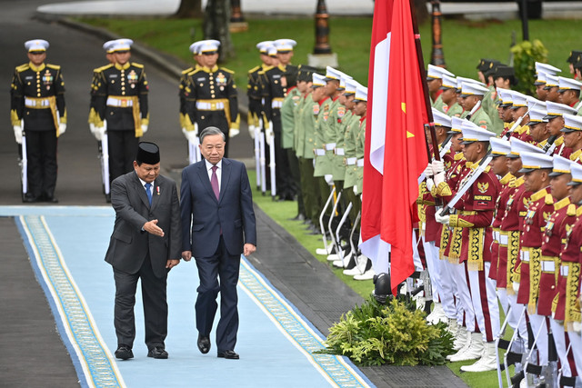 Presiden Prabowo Subianto (kiri) dan Sekretaris Jenderal (Sekjen) Partai Komunis Vietnam (PKV) To Lam memeriksa pasukan saat kunjungan kenegaraan di Istana Kepresidenan Jakarta, Jakarta, Senin (10/3/2025). Foto: Aditya Pradana Putra/ANTARA FOTO