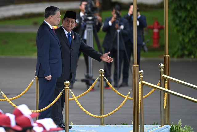 Presiden Prabowo Subianto (kanan) dan Sekretaris Jenderal (Sekjen) Partai Komunis Vietnam (PKV) To Lam bersiap memeriksa pasukan saat kunjungan kenegaraan di Istana Kepresidenan Jakarta, Jakarta, Senin (10/3/2025). Foto: Aditya Pradana Putra/ANTARA FOTO