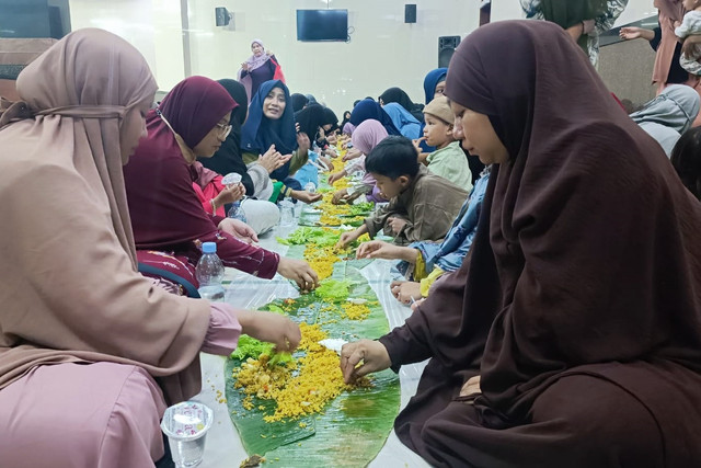 Suasana bukber ala Megibung di Masjid Baitul Makmur, Perumahan Monang-Maning, Desa Tegal Harum, Kota Denpasar, Bali, Senin (10/3/2025). Foto: Denita BR Matondang/kumparan