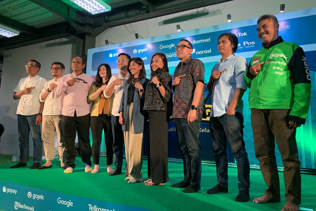 Menkomdigi Meutya Hafid bersama jajaran direksi GoTo dalam acara Kopdar bersama Mitra Driver Gojek x Judi Pasti Rugi di Kantor Gojek Jalan Kemang Timur, Jakarta, Senin (10/3/2025). Foto: Luthfi Humam/kumparan