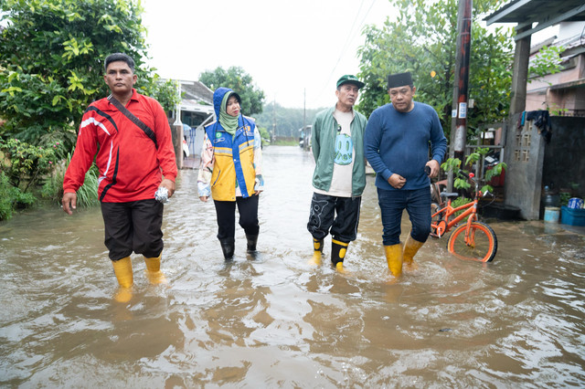 Wali Kota Palembang, Ratu Dewa, saat meninjau lokasi terdampak banjir. (ist)