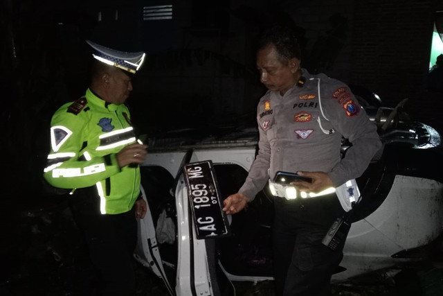 Kecelakaan mobil Honda HRV dengan Kereta Api (KA) Singasari jurusan Blitar-Surabaya di perlintasan tanpa penjaga masuk Desa/Kecamatan Sanankulon, Kabupaten Blitar, Senin (10/3/2025). Foto: Polres Blitar Kota