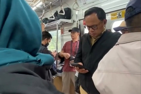 Wakil Menteri Dalam Negeri Bima Arya Sugiarto naik KRL saat jam pulang kerja, Senin (10/3/2025). Foto: Instagram/@bimaaryasugiarto