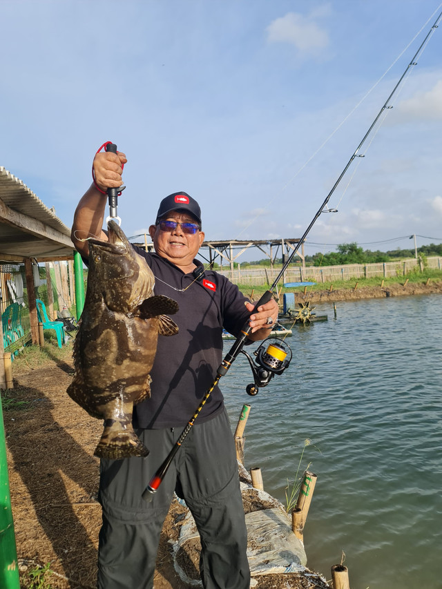 Dudit Widodo saat memancing ikan monster menggunakan joran Paradise