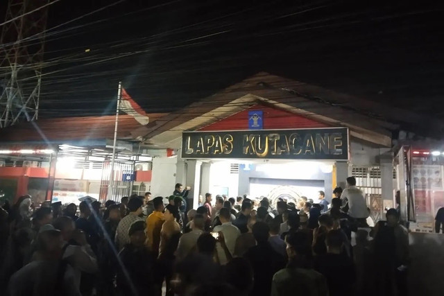 Masyarakat terlihat berkumpul di depan Lapas Kelas IIB Kutacane, Senin malam (10/3/2025). Dok: ANTARA/HO-Dok Warga