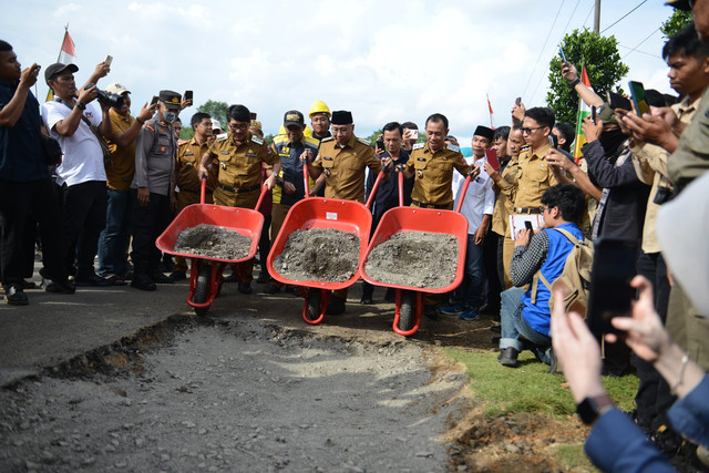 Gubernur Lampung Rahmat Mirzani Djausal saat melakukan groundbreaking ruas jalan provinsi yang berada di Desa Surakarta, Kecamatan Abung Timur, Kabupaten Lampung Utara | Foto : Ist