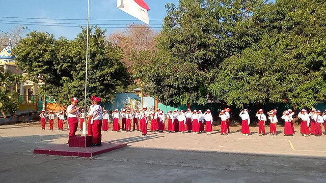 Dokumentasi Pribadi: SDN Poto, Kecamatan Moyo Hilir Kabupaten Sumbawa saat menggelar upacara bendera.