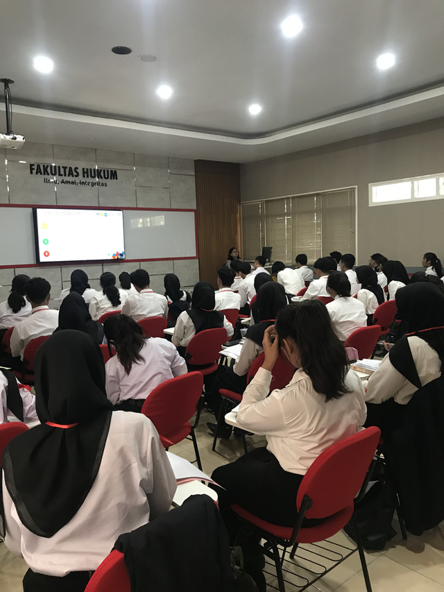 Sumber : Dok. pribadi penulis. Ilustrasi mahasiswa dalam kegiatan PKKMB UNEJ 2023