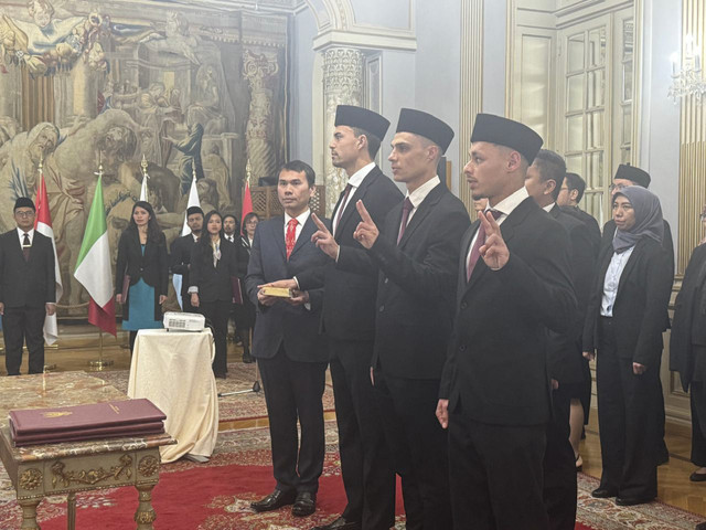 Proses sumpah WNI Emil Audero, Joey Pelupessy, dan Dean James di KBRI Roma, Italia. Foto: Dok. Istimewa