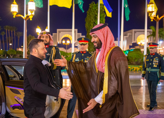 Presiden Ukraina Zelensky disambut PM Arab Saudi Pangeran MBS di Istana Jeddah untuk membicarakan solusi krisis Ukraina vs Rusia, 10/3/2025. Foto: X/@makkahregion