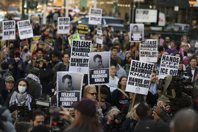 Para demonstran pro-Palestina melakukan aksi protes di Universitas Columbia, di Foley Square, New York City, AS, Selasa (11/3/2025). Foto: Jeenah Moon/REUTERS