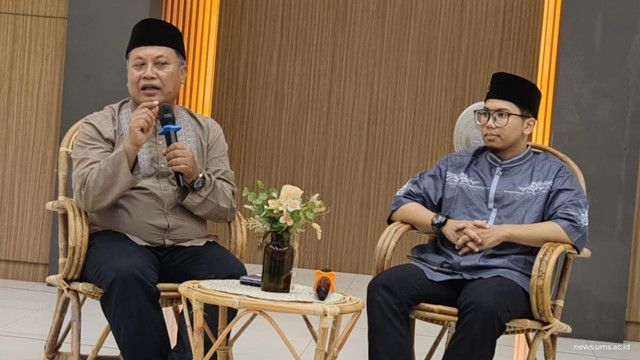 Tabligh Akbar menghadirkan (kiri) Hammam Sanadi, Ph.D., Ketua Lembaga Penelitian dan Pengabdian Masyarakat UIN Salatiga. Foto Humas UMS