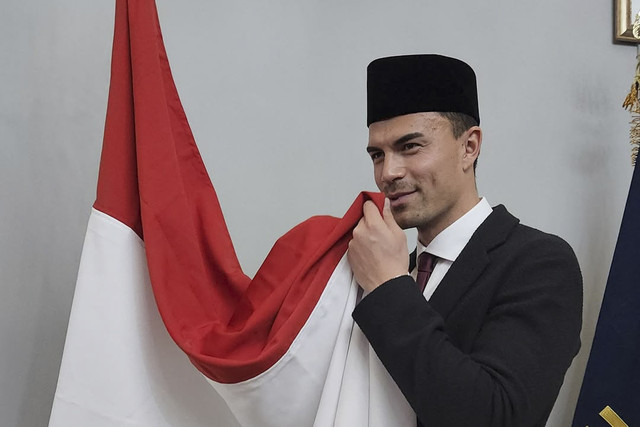 Pemain naturalisasi Timnas Indonesia Emil Audero Mulyadi usai menjalani sumpah WNI di Kedutaan Besar Republik Indonesia di Roma, Italia, Senin (10/3/2025). Foto: Dok. PSSI