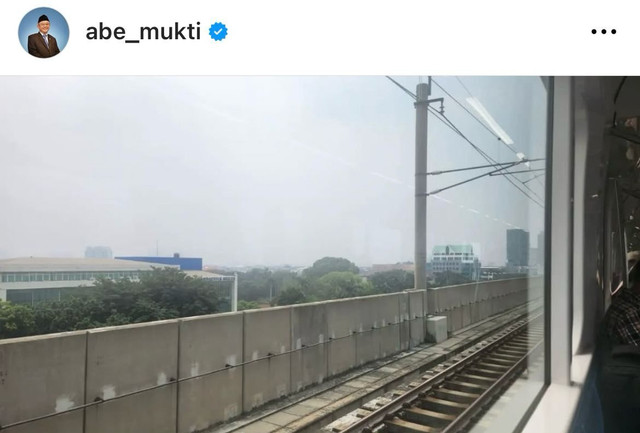 Mendikdasmen Abdul Mu'ti membagikan momen naik transportasi umum di akun Instagram pribadinya. Foto: Instagram/@abe_mukti