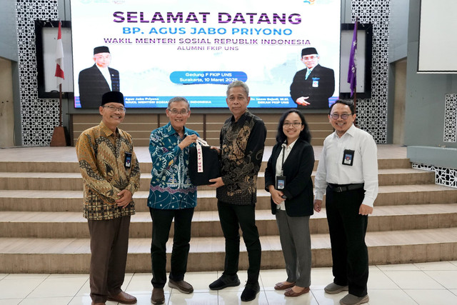 Wamensos Agus Jabo Priyono mendapat kehormatan sebagai salah satu alumni berprestasi Universitas Sebelas Maret (UNS), Senin (10/3/2025). Foto: Kemensos RI