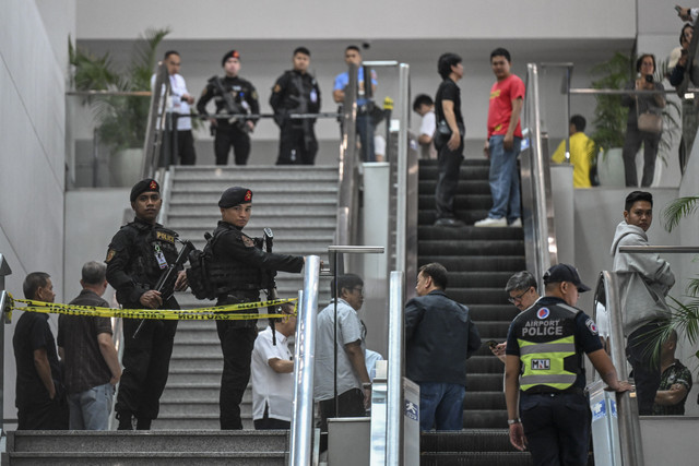 Para polisi berkumpul menunggu kedatangan mantan presiden Filipina Rodrigo Duterte di Bandara Internasional Ninoy Aquino di Pasay, metro Manila, Selasa (11/3/2025). Foto: Jam Sta Rosa/AFP