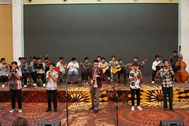 Salah seorang siswa BINUS SCHOOL Simprug bernama Kayne Hadipoespito menggalang donasi melalui konser amal untuk mendukung anak-anak di Panti Asuhan Vincentius Putra dan Yayasan HadasaTio. Foto: BINUS SCHOOL Simprug