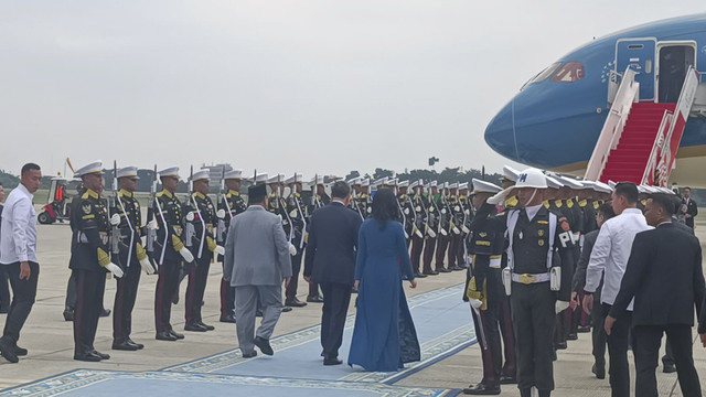 Presiden Republik Indonesia Prabowo Subianto melepas langsung kepulangan Sekjen Partai Komunis Vietnam, To Lam. Ia melepas To Lam dari Lanud Halim Perdanakusuma, Jakarta Timur, Selasa (11/3/2025). Foto: Zamachsyari/kumparan