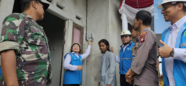 General Manager PLN UID Kalimantan Barat, Joice Lanny Wantania, didampingi perangkat desa dan manajemen PLN UID Kalbar, secara simbolis menyalakan listrik. Foto: Dok. PLN Kalbar