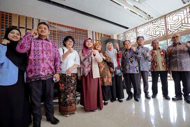 Sejumlah anggota Aliansi Dosen ASN Kemdiktisaintek Seluruh Indonesia (ADAKSI) berbicara kepada wartawan usai audiensi dengan Mendiktisaintek Brian Yuliarto di Kantor Kemdiktisaintek, Senayan, Jakarta, Selasa (11/3/2025). Foto: Jamal Ramadhan/kumparan