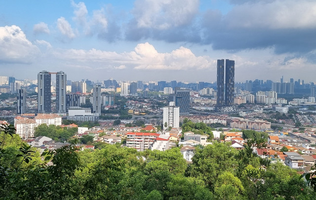 Latar kota Kuala Lumpur dari sebuah bukit lokasi hiking. Sumber: pribadi