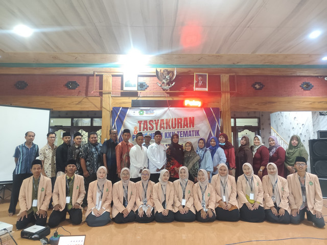 poto bersama mahasiswa, perangkat desa, dan tokoh masyarakat dalam acara tasyakuran dan penutupan KKNT IAI Uluwiyah di desa mliriprowo