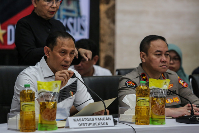 Kasatgas Pangan Dirtipideksus Polri Brigjen Pol Helfi Assegaf (kiri) menyampaikan keterangan pers terkait produk minyak goreng Minyakita isi tidak sesuai kemasan di Lobby Bareskrim Polri, Jakarta, Selasa (11/3/2025).  Foto: Asprilla Dwi Adha/ANTARA FOTO