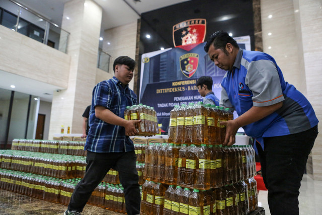 Petugas merapihkan barang bukti Minyakita usai konferensi pers terkait produk minyak goreng Minyakita isi tidak sesuai kemasan di Lobby Bareskrim Polri, Jakarta, Selasa (11/3/2025). Foto: Asprilla Dwi Adha/ANTARA FOTO