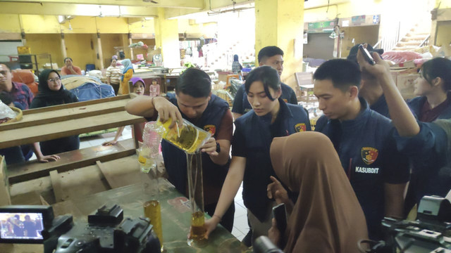 Satgas Pangan Polda Metro Jaya saat melakukan sidak ke Pasar Kemayoran, Jakarta Pusat, pada Selasa (11/3/2025). Foto: Rachmadi Rasyad/kumparan