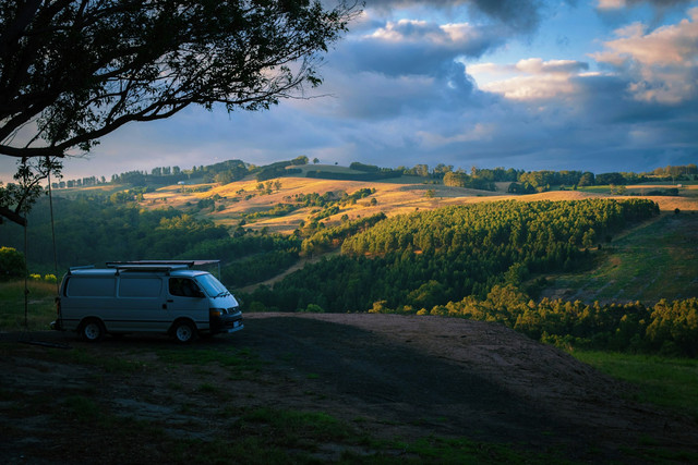 Sewa Mobil Hiace Bandung. Foto ilustrasi mobil Hiace, bukan tempat sebenarnya. Sumber foto: Unplash-Kenneth Sonntag