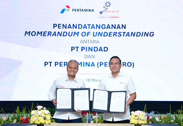 Direktur Utama Pertamina Simon Aloysius Mantiri (kanan) dan Direktur Utama Pindad Sigit Puji Santosa (kiri). pada penandatanganan MoU di Gedung Graha Pindad, Kota Bandung, Jawa Barat, Senin (10/3). Foto: Dok. Pertamina