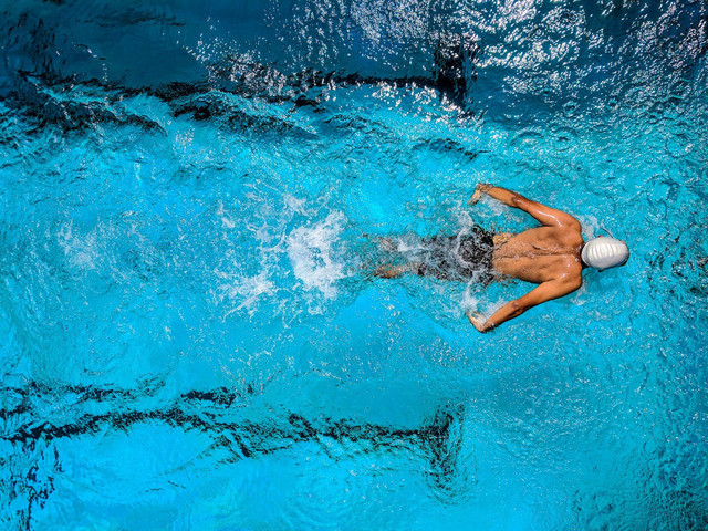 Ilustrasi berenang saat puasa. Foto: Pexels.