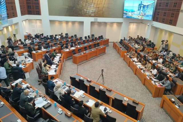 Komisi I DPR RI rapat dengan Kementerian Pertahanan bahas RUU TNI di Kompleks Parlemen, Senaya, Jakarta, Selasa (11/3/2025). Foto: Haya Syahira/kumparan