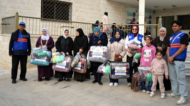 Berbagi Paket Musim Dingin untuk Para Pengungsi Palestina di Kamp Maqabalain, Yordania (Sumber : DT Peduli)