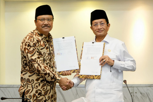 Mensos Saifullah Yusuf dan Menag Nasaruddin Umar mendatangani kerja sama terkait program Sekolah Rakyat di kantor Kemenag, Jakarta, Selasa (11/3/2025). Foto: Kemensos RI