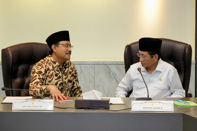 Mensos Saifullah Yusuf dan Menag Nasaruddin Umar mendatangani kerja sama terkait program Sekolah Rakyat di kantor Kemenag, Jakarta, Selasa (11/3/2025). Foto: Kemensos RI