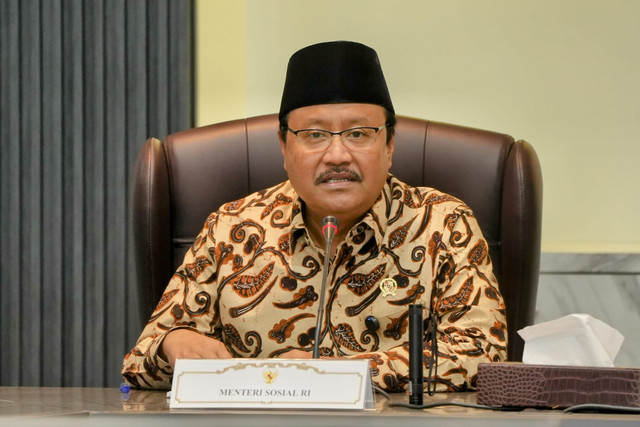 Mensos Saifullah Yusuf dan Menag Nasaruddin Umar mendatangani kerja sama terkait program Sekolah Rakyat di kantor Kemenag, Jakarta, Selasa (11/3/2025). Foto: Kemensos RI