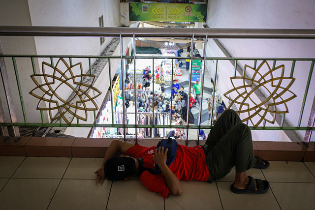 Suasana sepi pengunjung di Pasar Tanah Abang, Jakarta, Selasa (11/3/2025). Foto: Iqbal Firdaus/kumparan