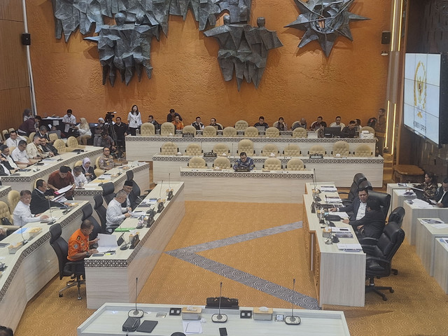 Rapat Kerja Komisi V bersama Kementerian PU, Kementerian Perhubungan, Kepala BMKG dan Kepala Basarnas di Kompleks DPR RI, Jakarta Pusat pada Selasa (11/3/2025). Foto: Argya D. Maheswara/kumparan 