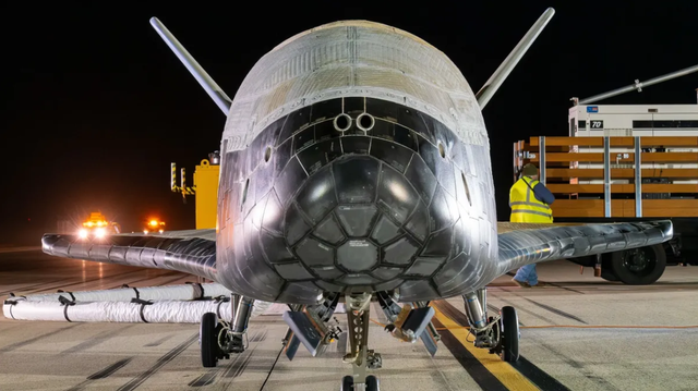 Pesawat luar angkasa X-37B milik AS yang menjalani misi rahasia di orbit Bumi lebih dari satu tahun.  Foto: US Space Force