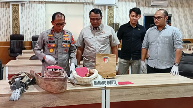 Wakapolda Sulawesi Utara, Brigjen Pol Bahagia Dachi (paling kiri), saat menunjukkan barang bukti kasus kericuhan di tambang Ratatotok, Kabupaten Minahasa Tenggara, yang berujung adanya dugaan penembangan warga hingga tewas.