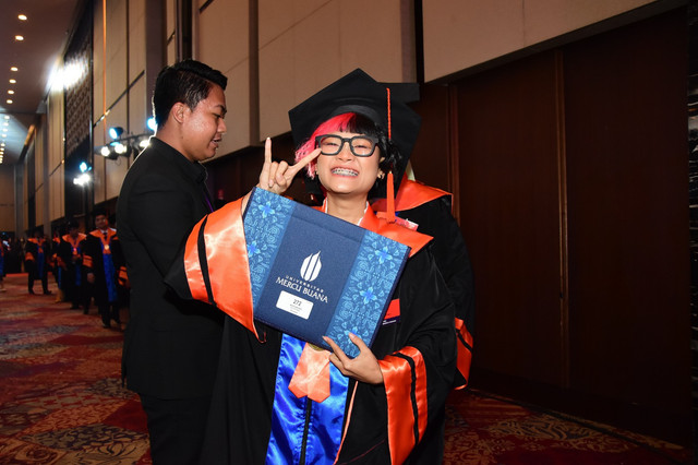 Aci Resti menyelesaikan pendidikan S1 jurusan Ilmu Komunikasi di Universitas Mercu Buana. Foto: Dok. Istimewa