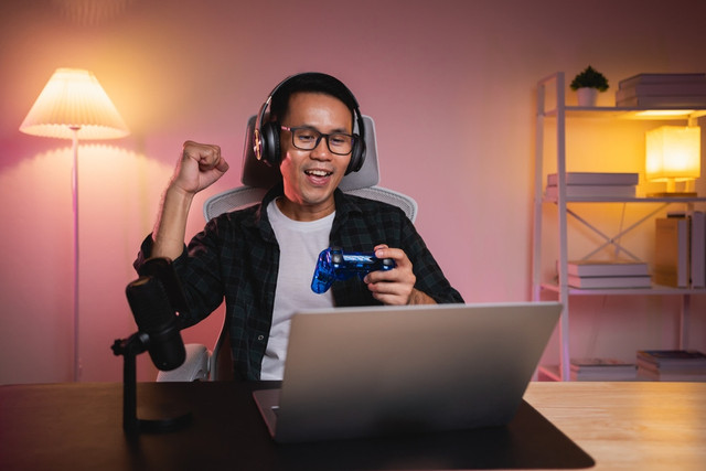 Rekomendasi spek laptop yang bagus untuk game Esports. Foto: Shutterstock 