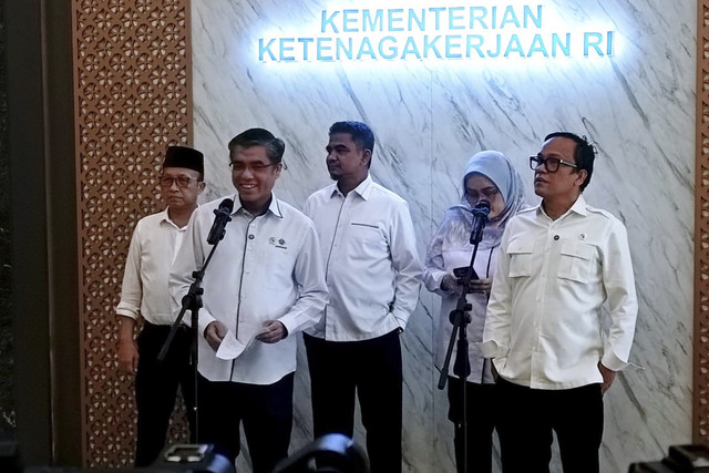 Menteri Ketenagakerjaan Yassierli saat menyampaikan keterangan pers terakit THR Keagamaan 2025 di Kementerian Ketenagakerjaan, Jakarta, Selasa (11/3/2025). Foto: Muhammad Fhandra Hardiyon/kumparan