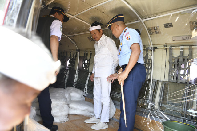 Gubernur Jawa Barat Dedi Mulyadi saat saksikan operasi modifikasi cuaca di Lanud Husein Sastranegara, Bandung, Selasa (11/3/2025). Foto: Dok. Pemprov Jabar