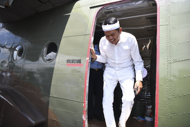 Gubernur Jawa Barat Dedi Mulyadi saat saksikan operasi modifikasi cuaca di Lanud Husein Sastranegara, Bandung, Selasa (11/3/2025). Foto: Dok. Pemprov Jabar